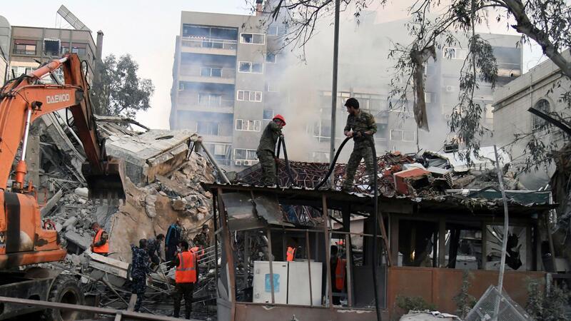 Iran droht Israel mit Vergeltung - Sorge vor Eskalation Laut der staatlichen syrischen Nachrichtenagentur Sana wurde bei dem Angriff das Gebäude der Konsularabteilung völlig zerstört.