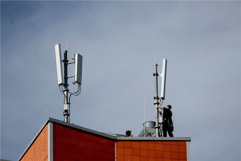 Warum Vodafone und Telekom jetzt hohe Bußgelder drohen Laut einer Auflage von 2019 mussten deutsche Handynetz-Betreiber bis Ende 2022 in 500 Gebieten "weiße Flecken" schließen. Foto: dpa