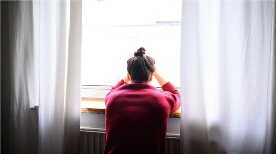 Laut einer Befragung fühlen sich viele Menschen in Deutschland alleine.