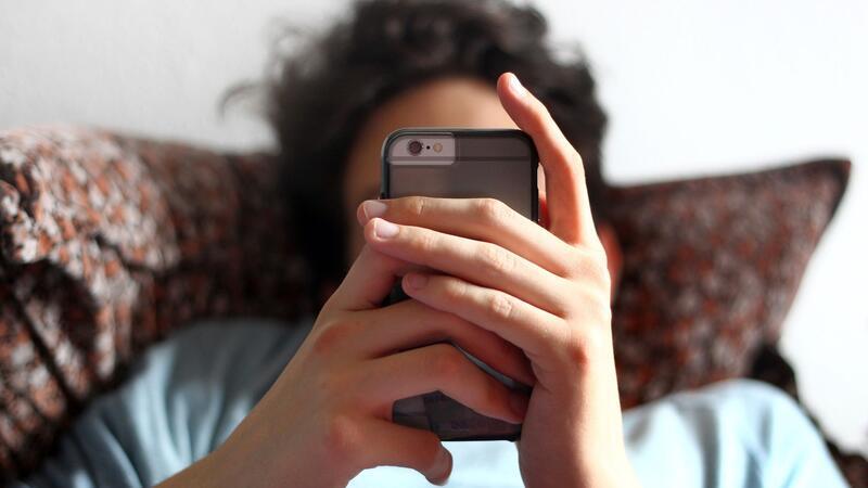 Laut einer Befragung unter Kindern und Jugendlichen haben viele schon Erfahrung mit Pornos und Sexting gemacht. (Symbolbild)
