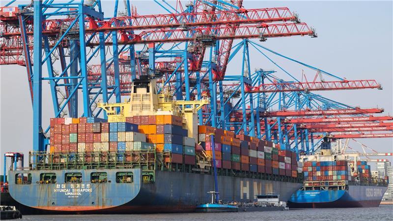 Laut einer Sonderauswertung der Seeverkehrsprognose 2040 durch die IHK Nord wird der seewärtige Außenhandel Deutschlands bis 2040 zwar auf 331 Millionen Tonnen pro Jahr sinken, aber im Wert auf 1,224 Billionen Euro steigen. (Archivbild) 