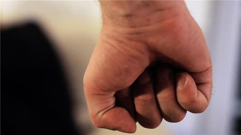 Gewalt in der Beziehung - wie Täter Opfer manipulieren Laut einer Studie der britischen Cambridge-Universität verwenden Täter klare Strategien, um Frauen emotional an sich zu binden und zu verunsichern. (Symbolbild)