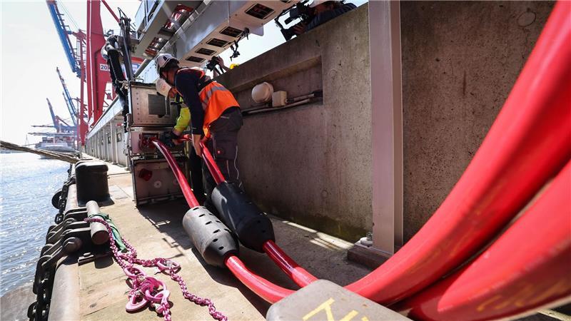 Laut einer Studie im Auftrag der Umweltorganisation Nabu sind LNG-Containerschiffe ein Problem bei der emissionsfreien Landstromversorgung in den Häfen. (Archivbild)