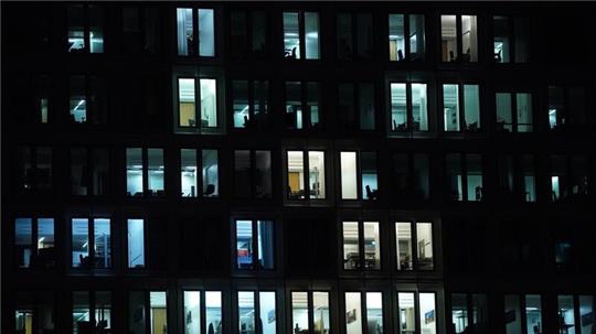 Laut einer Studie sind Büro-Jobs durch KI starken Veränderungen ausgesetzt.