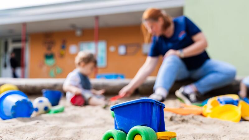 GEW-Umfrage: Viele Kita-Beschäftigte überlastet Laut einer Umfrage der Gewerkschaft GEW fühlen sich viele Kita-Beschäftigte stark überlastet. (Symbolbild)