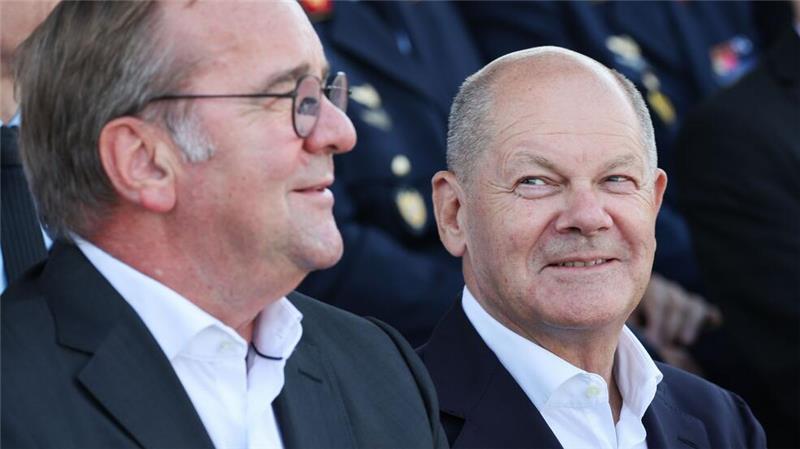 Laut einer Umfrage will eine große Mehrheit der Bundesbürger, dass Kanzler Scholz (rechts) zugunsten seines Verteidigungsministers Pistorius (links) auf eine erneute Kanzlerkandidatur verzichtet. (Archivbild)