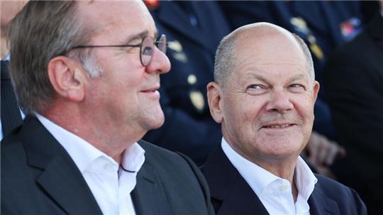 Laut einer Umfrage will eine große Mehrheit der Bundesbürger, dass Kanzler Scholz (rechts) zugunsten seines Verteidigungsministers Pistorius (links) auf eine erneute Kanzlerkandidatur verzichtet. (Archivbild)