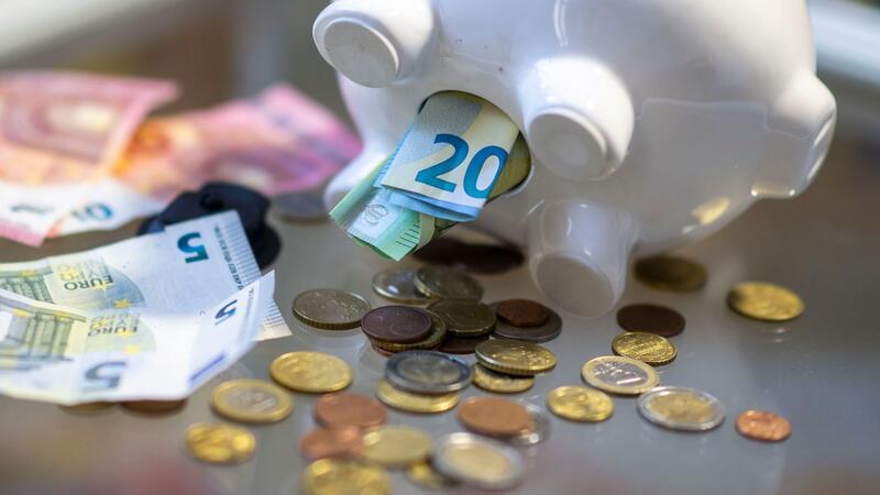Viele Menschen können keine Rücklagen bilden Laut einer Umfrage will oder kann fast jeder fünfte Erwachsene in Deutschland kein Geld auf die hohe Kante legen.