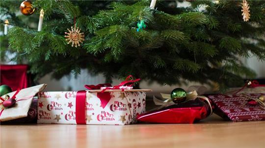 Laut einer Umfrage wollen knapp 20 Prozent der Befragten dieses Jahr weniger Geld für Weihnachtsgeschenke ausgeben.