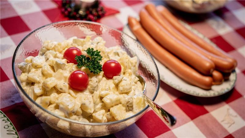 Laut einer aktuellen Statista-Befragung geben 34 Prozent der Befragten an, dass es bei ihnen über die Weihnachtsfeiertage Würstchen mit Kartoffelsalat gibt. (Symbolfoto)