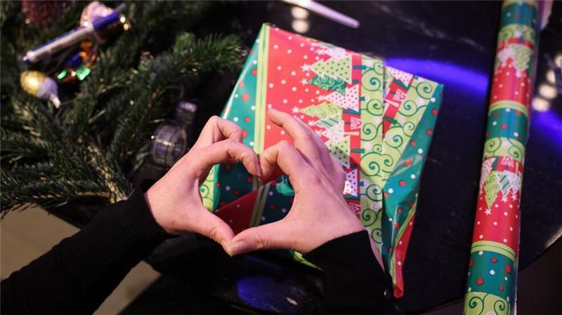 Laut einer repräsentativen Umfrage werden elf Prozent der Senioren Heiligabend allein sein. (Symbolbild)