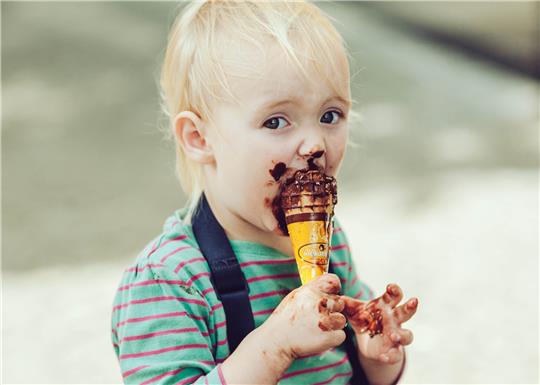 Laut foodwatch essen Kinder etwa doppelt so viel Süßigkeiten, aber nur halb so viel Obst und Gemüse wie empfohlen. Foto: Ross Sokolovski/Unsplash