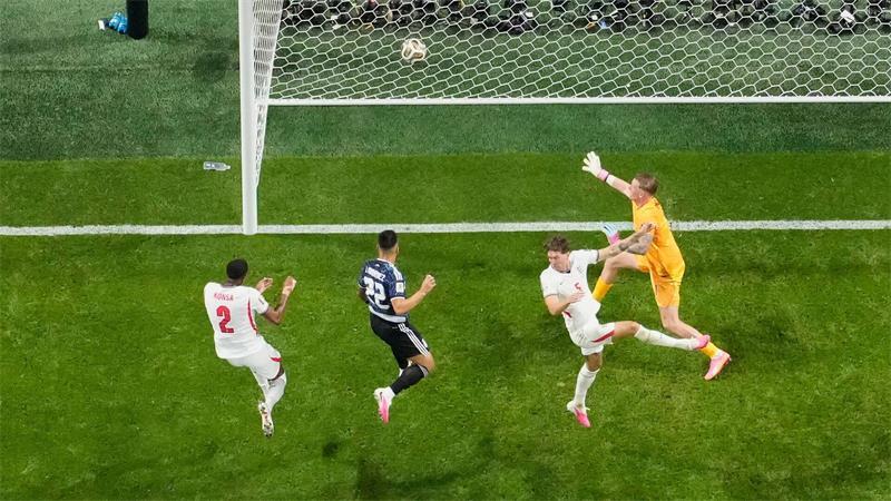 Lautaro Martinez trifft zum 2:1 für Argentinien.