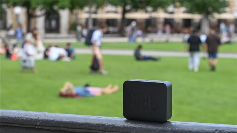 Laute Musik in der Öffentlichkeit? Das sollten Verbraucherinnen und Verbraucher besser unterlassen, sofern sie nicht mit dem Gesetz in Konflikt geraten wollen.