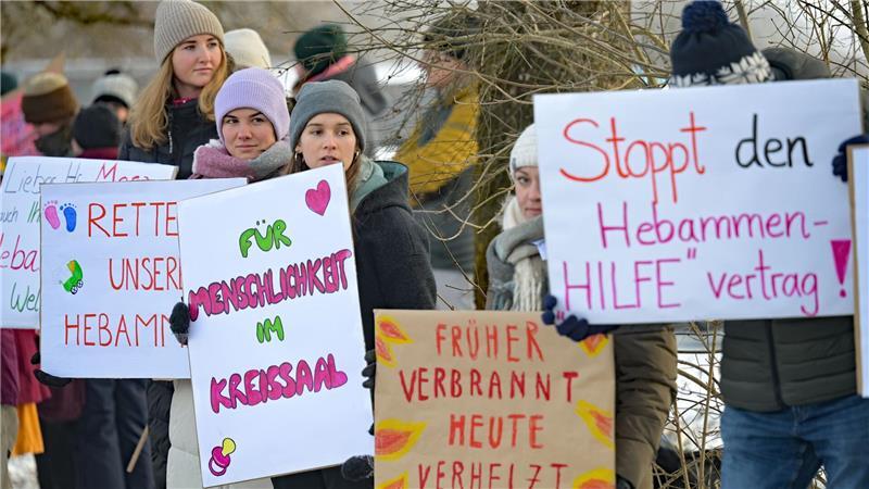 Lautstark machten viele Menschen vor dem Tagungsgelände am Kloster Seeon ihrem Unmut Luft - aus ganz unterschiedlichen Gründen. 