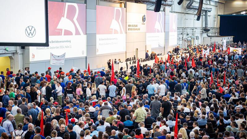 Autoindustrie „im Sturzflug“ - VW-Krise zieht Kreise Lautstarker Protest zu Beginn der Betriebsversammlung.
