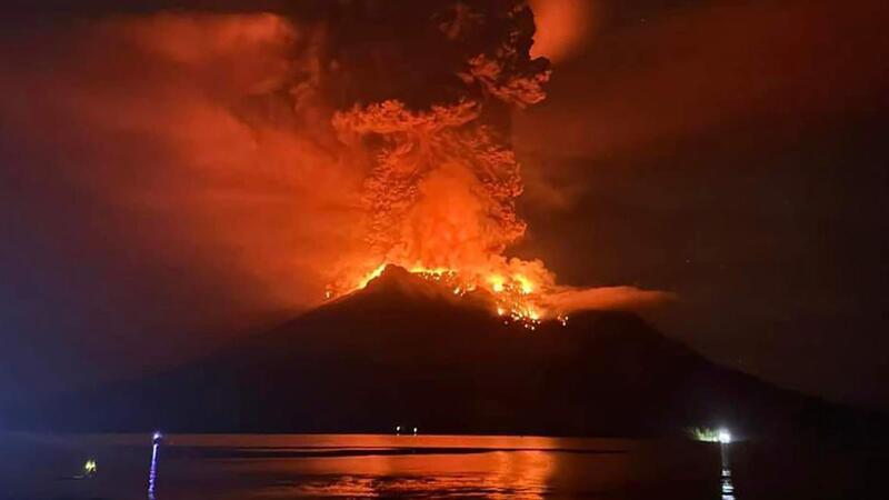 Lava glüht im Krater des Vulkans Ruang auf den Sanguine-Inseln in Indonesien.