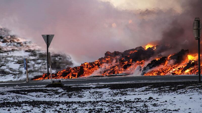 Lava ist nach einem Vulkanausbruch an der Straße nach Grindavík auf Island zu sehen.