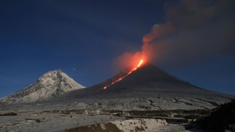 Lava strömt aus dem Vulkan Kljutschewskoi.