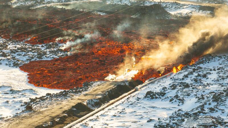 Lava trifft auf die Heißwasserleitung auf der Straße zur Blauen Lagune.