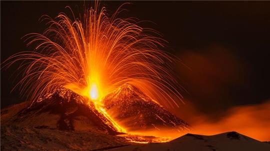 Lava wird whrend einer Eruption aus dem Südostkrater des Ätna geschleudert. Das Naturschauspiel wurde von Nicolosi bei Catania aus aufgenommmen.