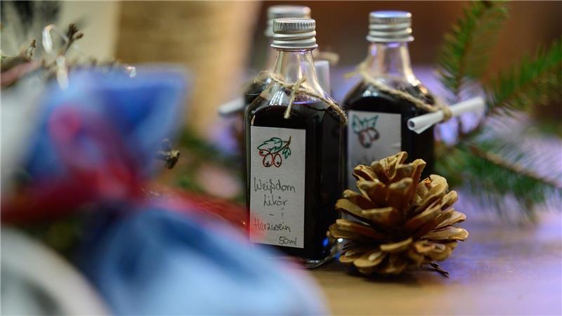 Lavendelpäckchen, Weißdornlikör oder antibiotische Salbe eignen sich hevorragend als Weihnachtsgeschenke.