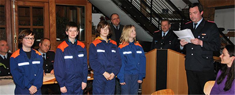 Lavinja Kuck, Marc Lüdders, Michel Andreaßon und Josua Steffens  von der Jugendfeuerwehr Steinkirchen  werden vom  Jugendwart Dominik Dölling geehrt.
