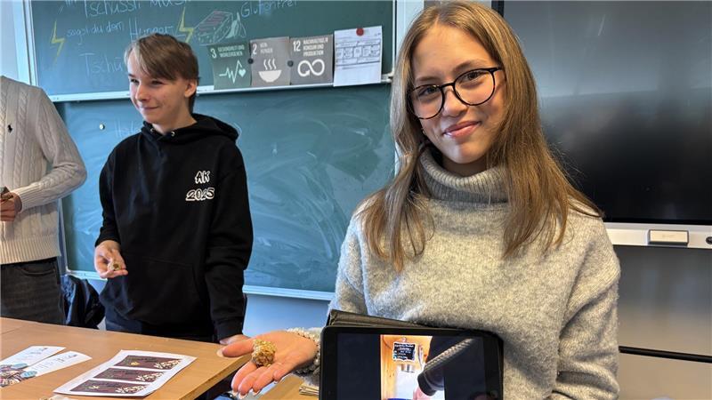 „Diese Schüler sind Gold wert“: Pfiffige Geschäftsideen aus Stade Layla Höffner und ihr Team haben Müsli-Riegel in Kooperation mit dem Loseladen Tante Trude aus Buxtehude hergestellt.