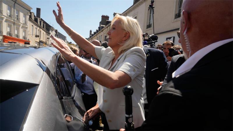 Trotz Haftstrafe: Le Pen zieht mit Bardella in Wahlkampf Le Pen meint, dass auch ihre Wählerschaft die gegen sie verhängte Haftstrafe für übertrieben hält.