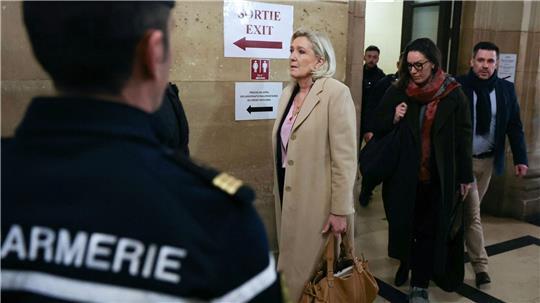 Le Pen weist die Vorwürfe zurück.