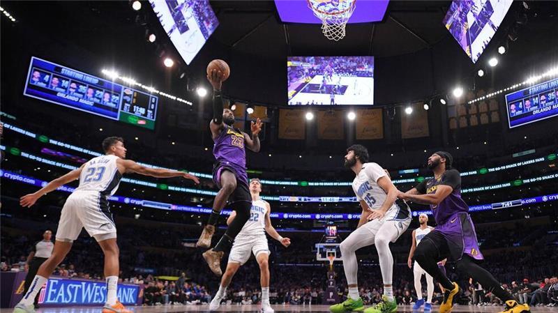 „Film-Moment“: Wagner trifft Sekunden vor Schluss zum Sieg LeBron James (M) erzielte 31 Punkte, schwächelte in der Schlussminute wie Anthony Davis aber von der Freiwurflinie.