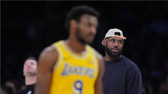 LeBron James konnte bei der deutlichen Niederlage der Lakers nur vom Spielfeldrand zusehen.