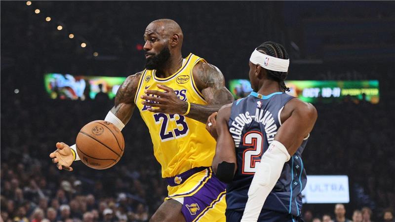 LeBron James (l.) stand zum 300. Mal in einem Playoff-Spiel auf dem Parkett.