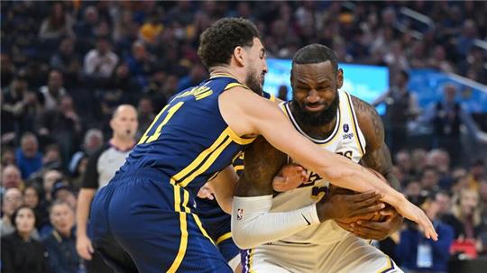 LeBron James (r) versucht sich gegen Warriors-Guard Klay Thompson durchzusetzen.