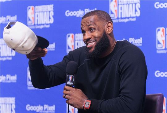 LeBron James und weitere NBA-Superstars wollen einem Bericht zufolge bei den Olympischen Spielen in Paris dabei sein.