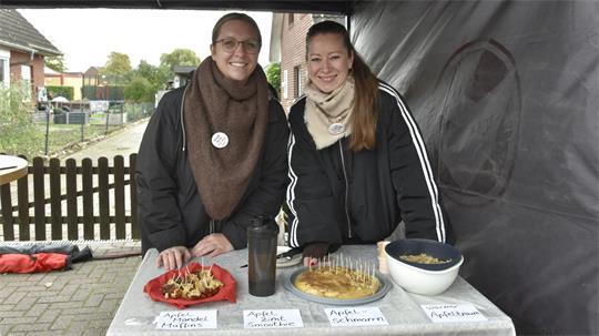 Lea Horn und Maren Fitschen (von links) präsentieren gesunde Apfelgenüsse.