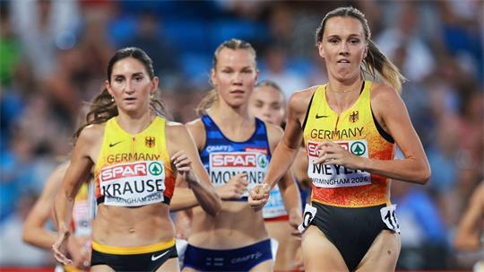Lea Meyer (r) kritisierte nach dem Finale über 3.000 Meter Hindernis Gesa Krause (l).