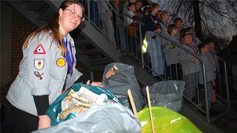 Klodeckel bis Autoreifen: Immer mehr Müll wird auf der Geest illegal entsorgt Lea Müller zeigt die Säcke mit dem Müll, der in Wiegersen, Goldbeck, Nindorf und Beckdorf von den Pfadfindern gesammelt wurde.