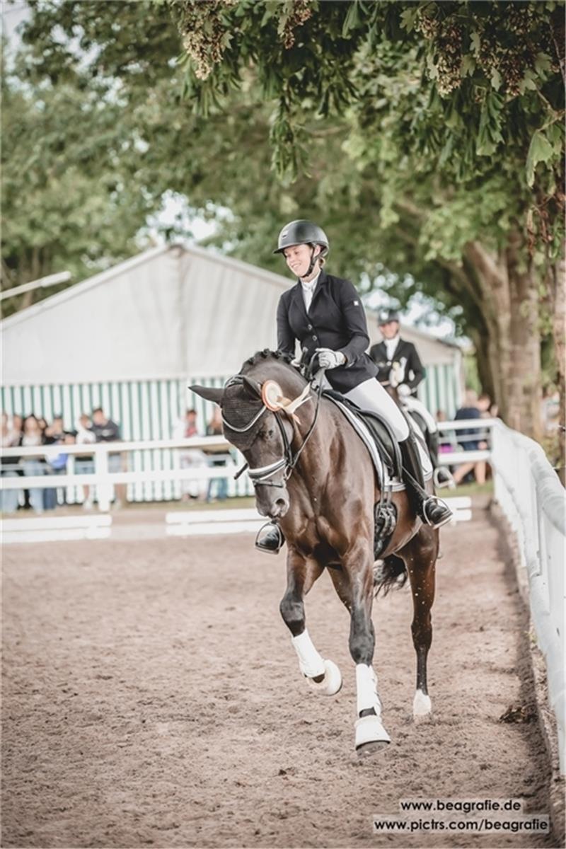 Lea Serbian vom gastgebenden RFV Bokel gewann in der Dressur. Foto: Beatrice Brusch (nomo)