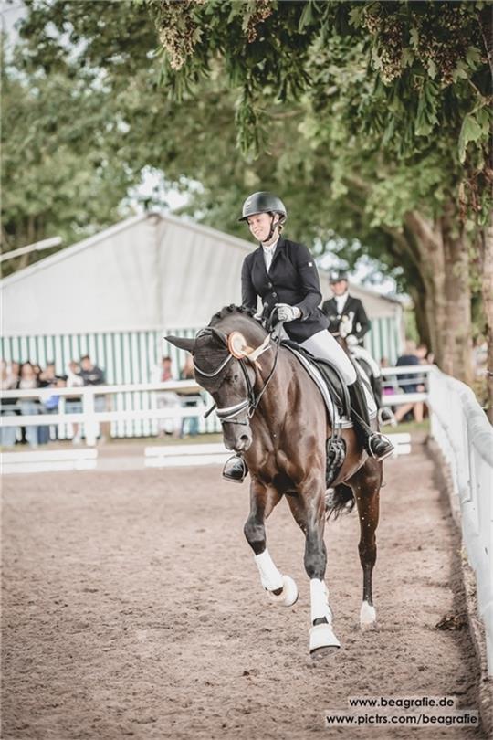Lea Serbian vom gastgebenden RFV Bokel gewann in der Dressur. Foto: Beatrice Brusch (nomo)