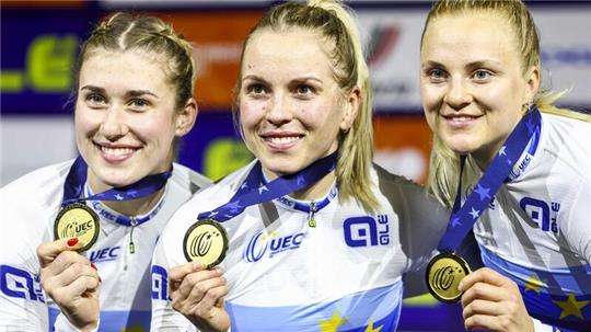 Lea Sophie Friedrich (r), Pauline Sophie Grabosch (l) und Emma Hinze (M) aus Deutschland jubeln mit der Goldmedaille bei der Siegerehrung nach dem Sieg im Sprintfinale.