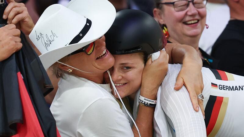 Silber-Coup für Friedrich im Sprint - „Bin mega happy“ Lea Sophie Friedrich wird von ihren Eltern gefeiert.