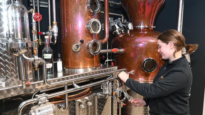 Deutschlands jüngste Destillateurmeisterin kommt aus Horneburg Lea Weßel nimmt eine Probe an der Feinbrandanlage der Nordik Edelbrennerei & Spirituosen-Manufaktur in Horneburg.