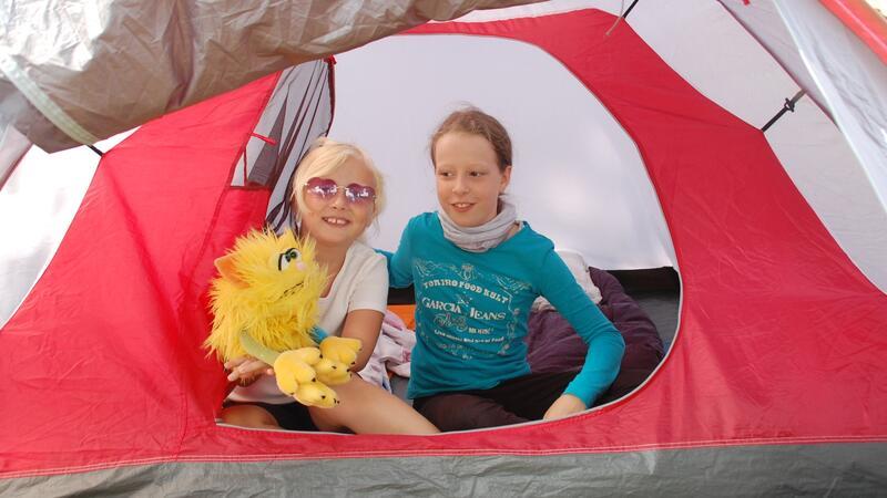 Nach 10 Jahren Pause: So lief das Zeltlager für Kinder auf dem Beekhoff Lea und Jeanne haben ihr Zelt für ihre allererste Nacht in einem Zeltlager aufgebaut.