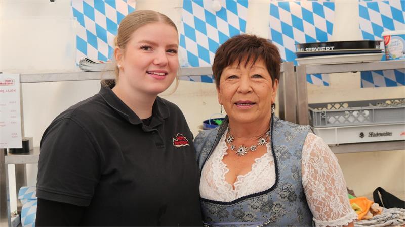 Bier, Trecker, Shopping: Das war am Sonntag los in der Buxtehuder Altstadt Lea von Bargen und Silke Schneidmüller gehören zum Serviceteam von Gastronom Höft im Festzelt. Bereits am Freitagabend sei die Stimmung super gewesen und die Gäste hätten Schlange gestanden, erzählen sie.