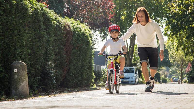 Learning by doing: Sind die Grundlagen etwa mit Laufrad und Co gelegt worden, geht das richtige Fahrradfahren lernen oft rasch.