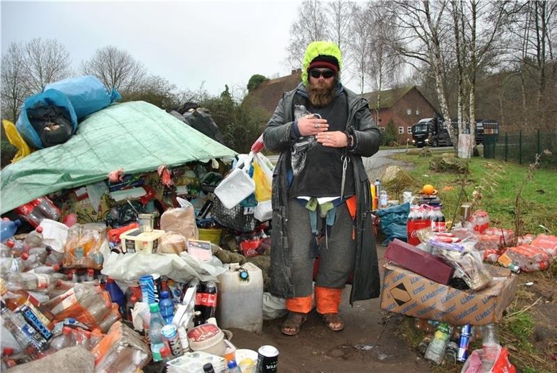 Leben auf dem B-73-Parkplatz: Für Marcel Suchomel ist sein Flaschen- und Wertstoff-Haufen eine „Sammelvergabe-Pyramide“. Foto: Lohmann