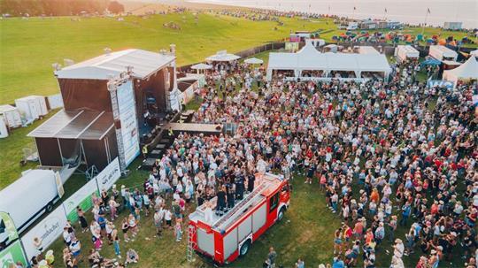 Lebendige Festivalstimmung am Elbstrand 2023: Trotz Absage 2026 blickt Otterndorf voller Vorfreude auf das kommende Jahr.