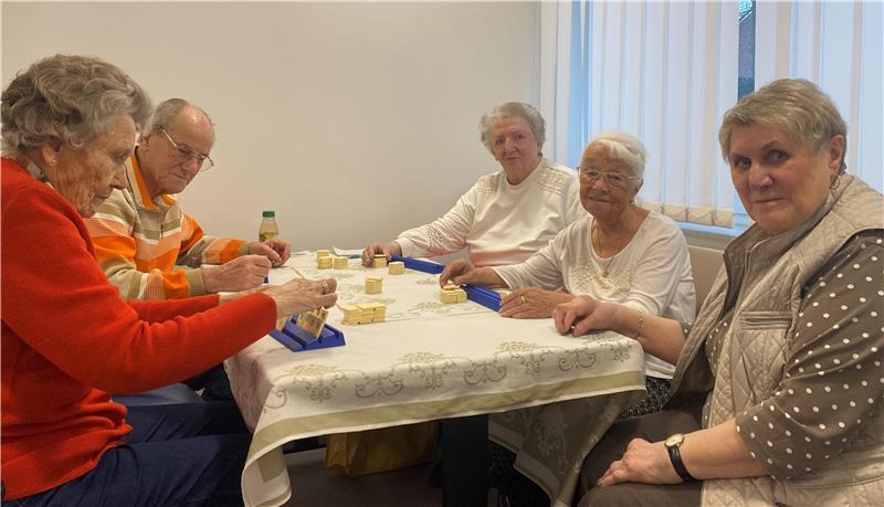 Lebendiger Treffpunkt: Die neuen Räume der Begegnungsstätte Altkloster werden von vielen Menschen genutzt, so wie hier von der Spielegruppe.