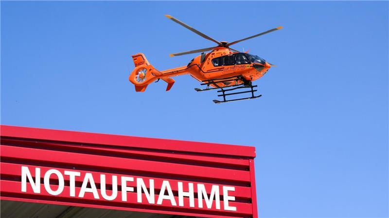 Lebensgefährlich verletzt brachte ein Rettungshubschrauber eine Frau ins Krankenhaus - nun ist die 69-Jährige gestorben. (Symbolbild)
